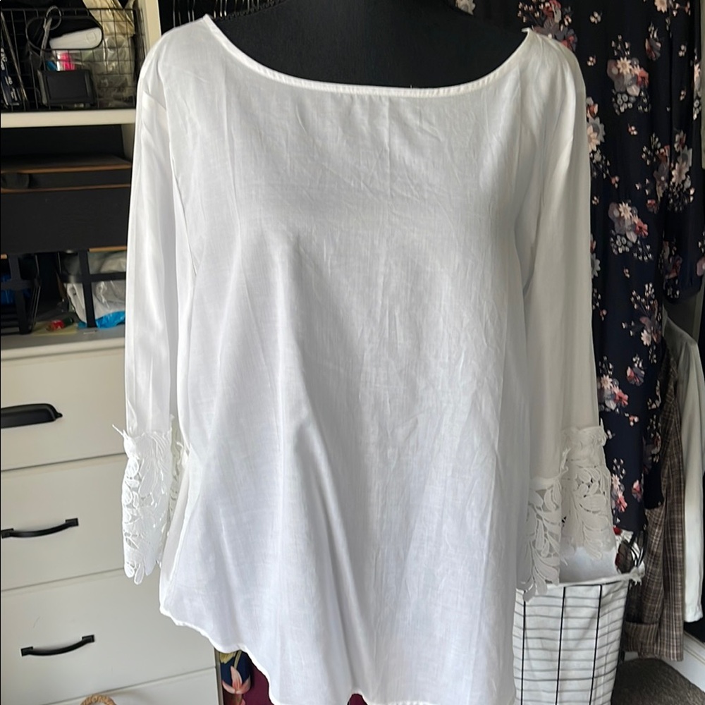 White bateau neck 3/4 sleeve relaxed blouse with asymmetrical hem